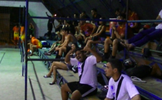 Partida disputada, publico presente.