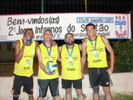 Equipe dos terceirizados campeã na modalidade vôlei de areia.