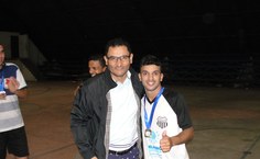 Diretor Geral do Campus do Sertão premiando o 1º colocado.
