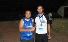 O Coordenador do NAFE premiando o 1º colocado.